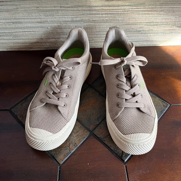 Cariuma IBI Sneaker in Dusty Taupe tone. Very light use  Womens Size 7  Mens 5.5 - Picture 1 of 8